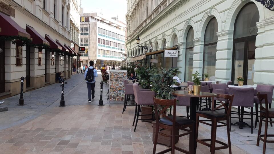 Ulice aj podniky sú poloprázdne.
