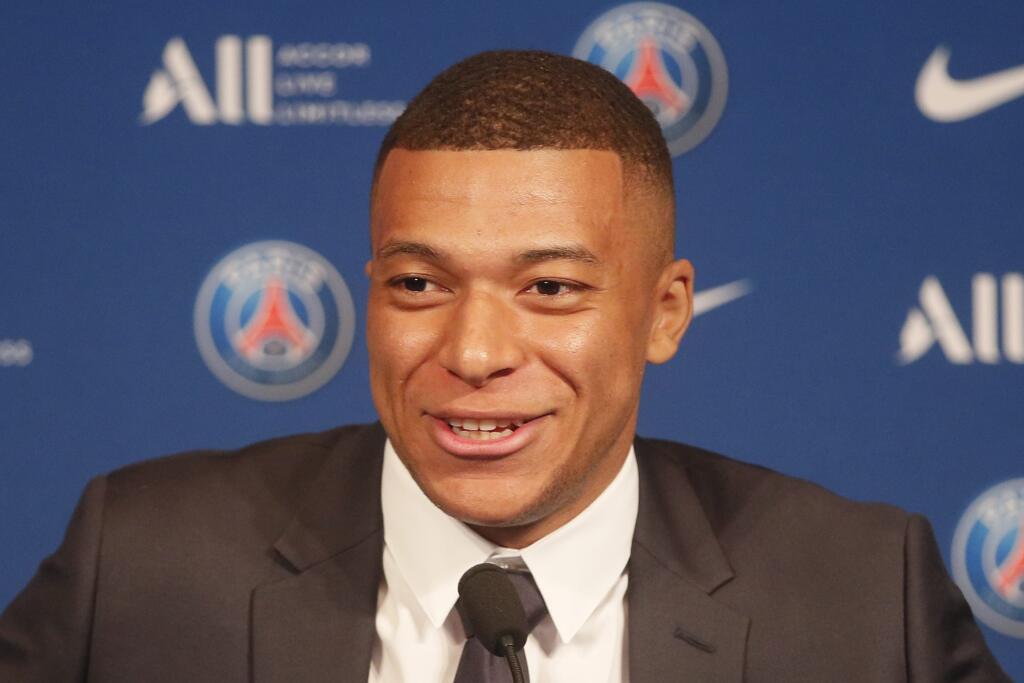 Útočník francúzskeho klubu Paríž St. Germain (PSG) Kylian Mbappe sa usmieva počas tlačovej konferencie v Paríži v pondelok 23. mája 2022. Francúzsky futbalový reprezentant Kylian Mbappe predĺžil kontrakt s PSG až do roku 2025. Dvadsaťtriročnému útočníkovi 30. júna končila platnosť zmluvy. Výrazný záujem o jeho služby mal Real Madrid, no Mbappe napokon odmietol ponuku španielskeho majstra a rozhodol sa zostať v PSG. FOTO TASR/AP