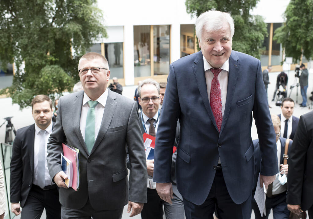 JB 17 Berlín - Nemecký minister vnútra Horst Seehofer (vpravo) a prezident Spolkového úradu na ochranu ústavy (BfV) Thomas Haldenwang počas príchodu na prezentáciu správy tejto vnútroštátnej spravodajskej služby za rok 2019 v Berlíne 9. júla 2020. FOTO TASR/AP

 Horst Seehofer (CSU), Federal Minister of the Interior, Homeland and Construction, and Thomas Haldenwang, President of the Federal Office for the Protection of the Constitution (BfV), from right, come to the presentation of the 2019 Repo