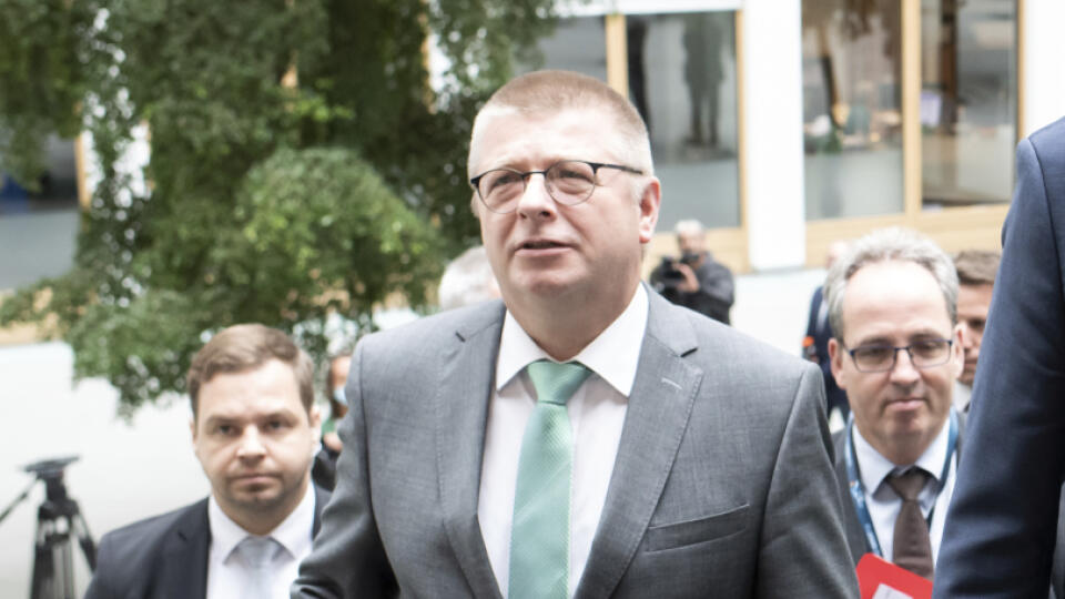 JB 17 Berlín - Nemecký minister vnútra Horst Seehofer (vpravo) a prezident Spolkového úradu na ochranu ústavy (BfV) Thomas Haldenwang počas príchodu na prezentáciu správy tejto vnútroštátnej spravodajskej služby za rok 2019 v Berlíne 9. júla 2020. FOTO TASR/AP
Horst Seehofer (CSU), Federal Minister of the Interior, Homeland and Construction, and Thomas Haldenwang, President of the Federal Office for the Protection of the Constitution (BfV), from right, come to the presentation of the 2019 Repo