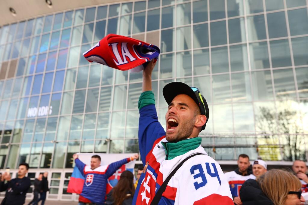 Slovenskí fanúšikovia sa aj pred zápasom proti Nemecku výborne bavili v okolí haly.