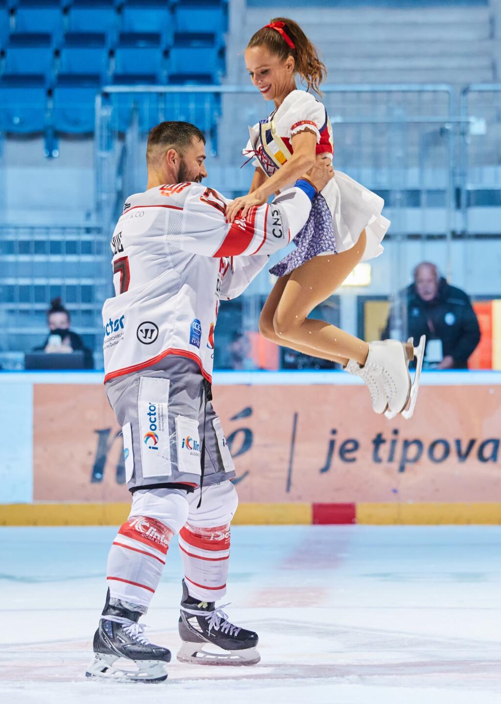 Aj takéto krkolomné kúsky predvádza krasokorčuliarka Beständigová s hokejistami Bratislava Capitals v rámci pozápasovej šou.