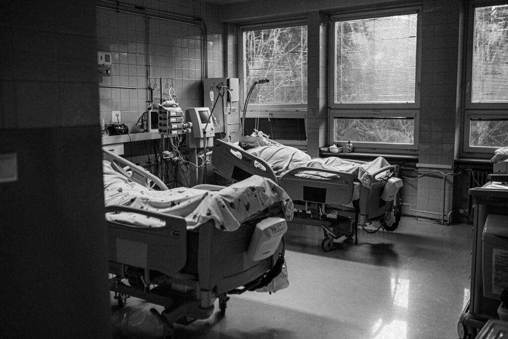 „Na oddelení anestézie a intenzívnej medicíny ľudia len ležali a bolo tam viacmenej ticho. Počul som len zvuky pípajúcich prístrojov, prípadne zvoniaci telefón.“ Ján Rábara opisuje detaily z oddelenia anestézie a intenzívnej medicíny z nemocnice v Považskej Bystrici.