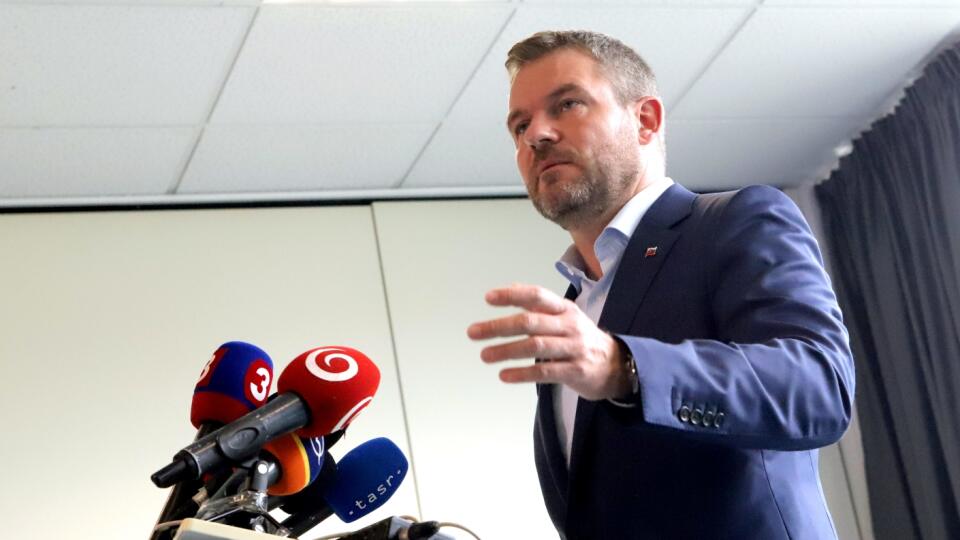 Na snímke podpredseda Národnej rady SR Peter Pellegrini počas tlačovej konferencie 10. júna 2020 v Banskej Bystrici. Peter Pellegrini končí v strane Smer-SD. Viac s ňou nespája svoju politickú budúcnosť, vzdáva sa funkcie jej podpredsedu a značku Smer-SD podľa vlastných slov necháva