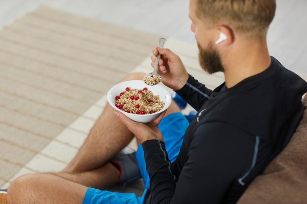 Athlete,Enjoying,Healthy,Meal,Rich,In,Fiber,,Protein,And,Vitamins.