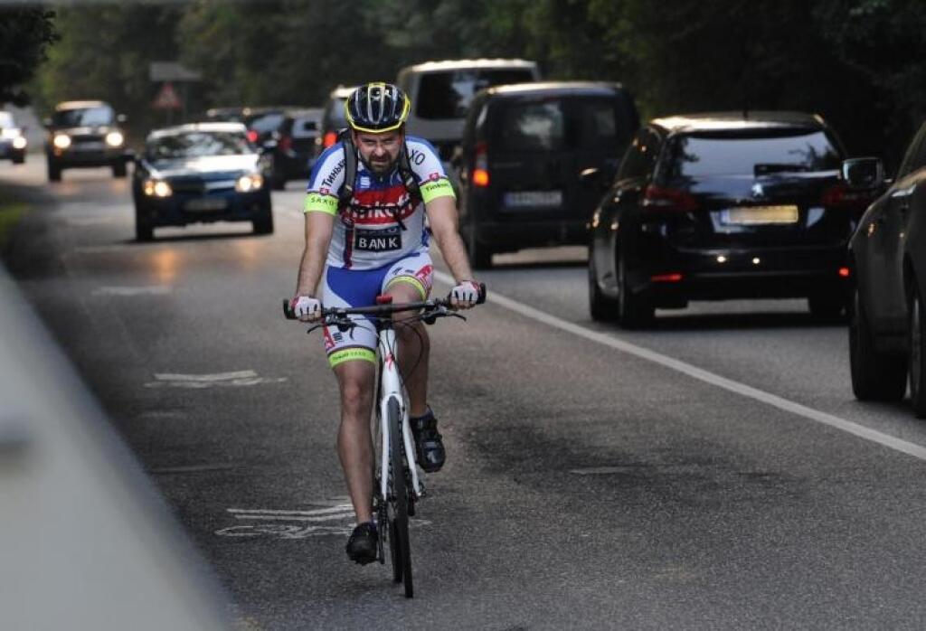 Do práce na bicykli? Len v reklame, cesty na to nie sú