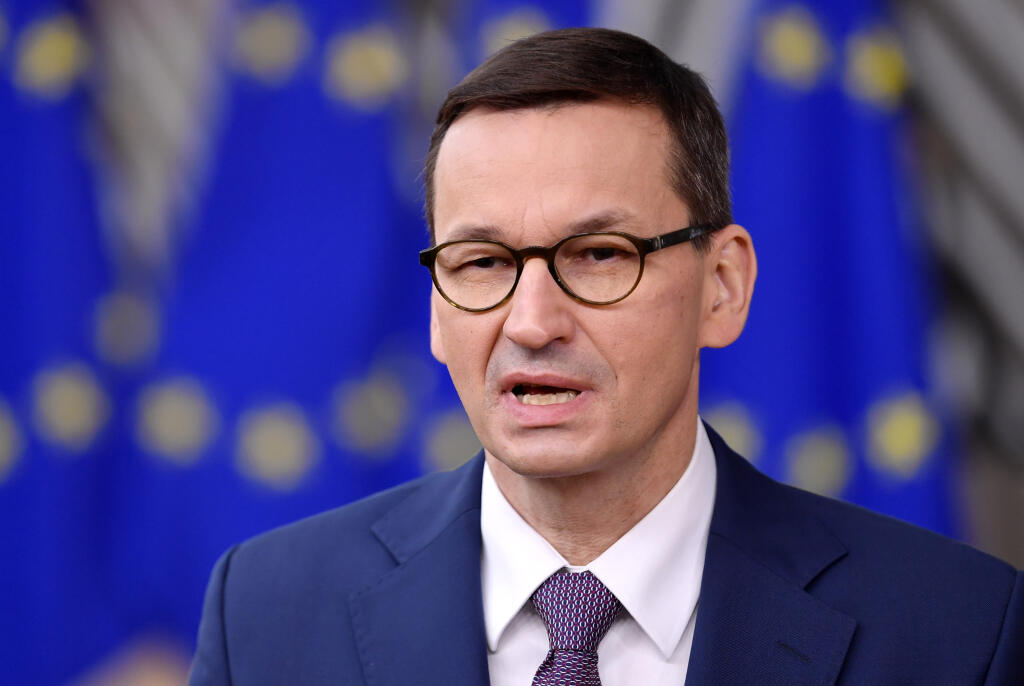 KK27 Brusel - Poľský premiér Mateusz Morawiecki hovorí počas príchodu na dvojdňový summit EÚ 10. decembra 2020 v Bruseli. Klimatická agenda, vývoj vakcín proti ochoreniu COVID-19, ale aj oživenie vzťahov so Spojenými štátmi, postoj voči Turecku a snaha vyriešiť patovú situáciu okolo dlhodobého rozpočtu Únie budú dominovať dvojdňovému summitu EÚ, ktorý sa začína vo štvrtok popoludní v Bruseli. FOTO TASR/AP
Poland's Prime Minister Mateusz Morawieckij speaks with the media as he arrives for an EU s