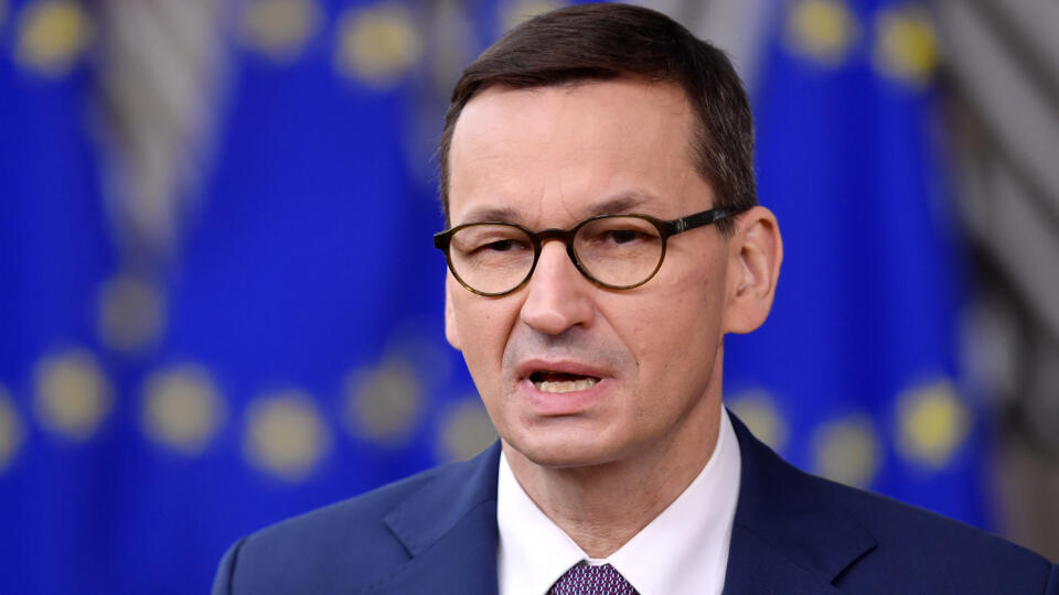 KK27 Brusel - Poľský premiér Mateusz Morawiecki hovorí počas príchodu na dvojdňový summit EÚ 10. decembra 2020 v Bruseli. Klimatická agenda, vývoj vakcín proti ochoreniu COVID-19, ale aj oživenie vzťahov so Spojenými štátmi, postoj voči Turecku a snaha vyriešiť patovú situáciu okolo dlhodobého rozpočtu Únie budú dominovať dvojdňovému summitu EÚ, ktorý sa začína vo štvrtok popoludní v Bruseli. FOTO TASR/AP
Poland's Prime Minister Mateusz Morawieckij speaks with the media as he arrives for an EU s