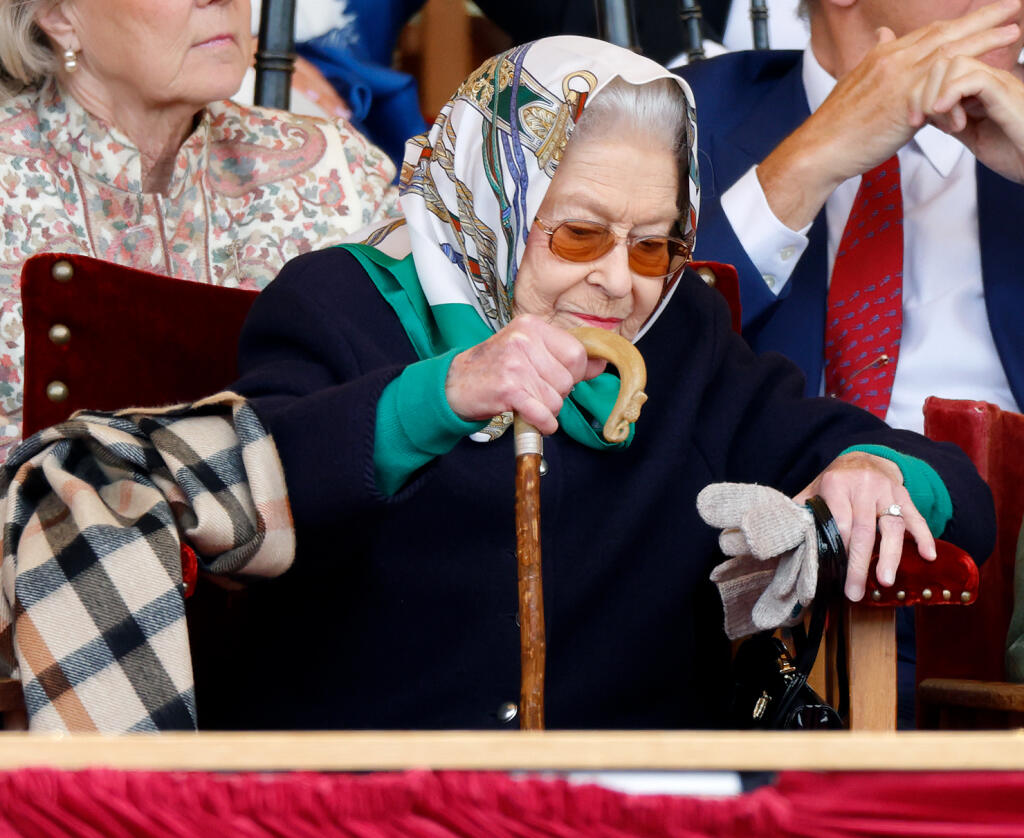 Kráľovná Alžbeta všetkých prekvapila, keď sa iba tri dni potom, čo ju na otvorení parlamentu zastúpil jej syn princ Charles, objavila na dostihoch Royal Windsor Horse Show.
