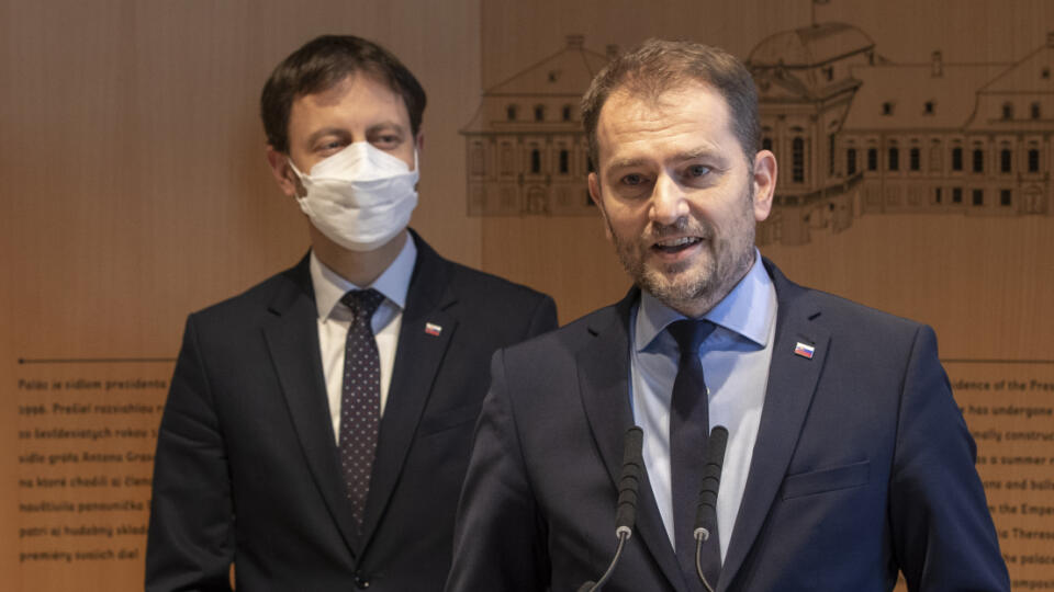 Bývalý premiér a dnes minister financií Igor Matovič na tlačovej konferencii po podaní demisie do rúk prezidentky Zuzany Čaputovej. Za Matovičom stojí súčasný premiér Eduard Heger. Dnes sa na oboch členoch vlády zabáva internet kvôli Matovičovej ceste do Ruska.