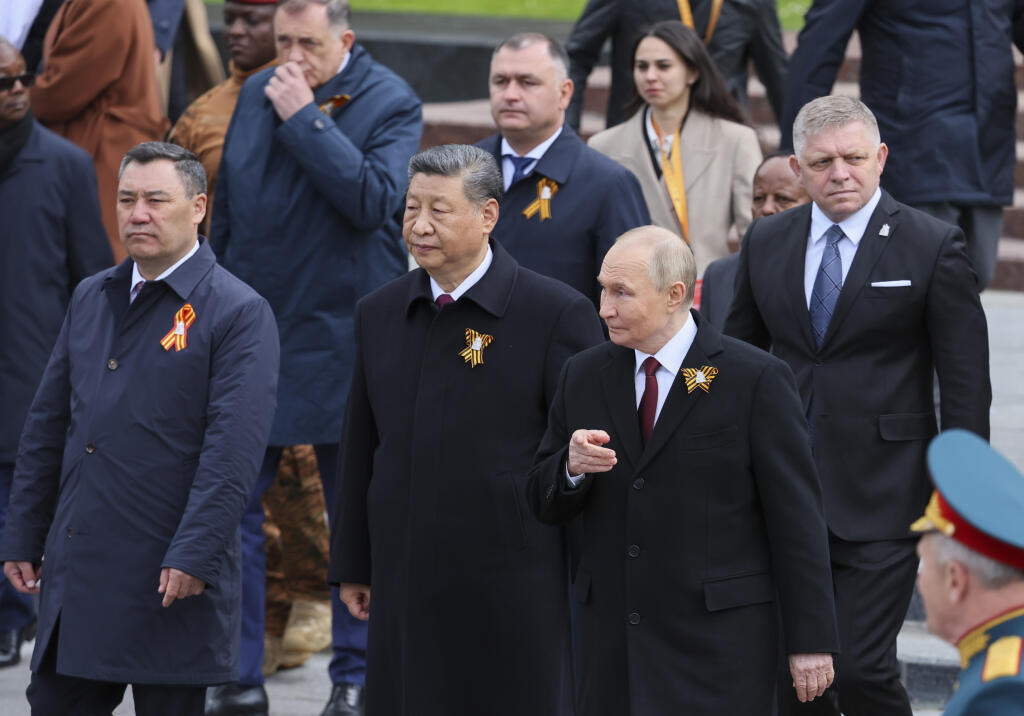 AZ20 Moskva - Na snímke slovenský premiér Robert Fico (vpravo), čínsky prezident Si Ťin-pching (v popredí uprostred), ruský prezident Vladimir Putin (v popredí vpravo) a kirgizský prezident Sadyr Žaparov (v popredí vľavo), sa zúčastňujú ceremónie položenia vencov a kytíc kvetov k Hrobu neznámeho vojaka v Alexandrovskom sade pri hradbách Kremľa v Moskve 9. mája 2025. Urobili tak po vojenskej prehliadke v rámci osláv pri príležitosti 80. výročia konca druhej svetovej vojny v Európe. FOTO TASR/AP  