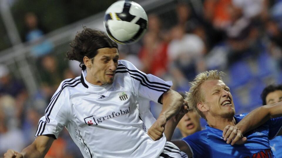 Marián Čišovský (Artmedia Petržalka) v súboji s Tonim Jarvinenom z Tampere United v odvete 2. predkola Liga majstrov.