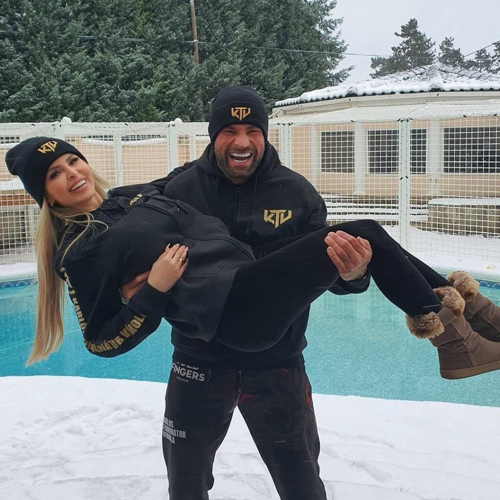 Extravagantná dvojica odišla zo zimy do teplého Dubaja.