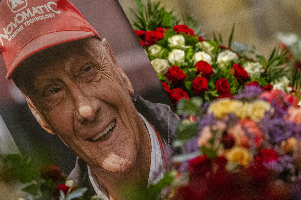 Vo Viedenskom Dóme svätého Štefana sa konala posledná rozlúčka automobilovým pretekárom Nikim Laudom, ktorý zomrel vo veku 70 rokov.