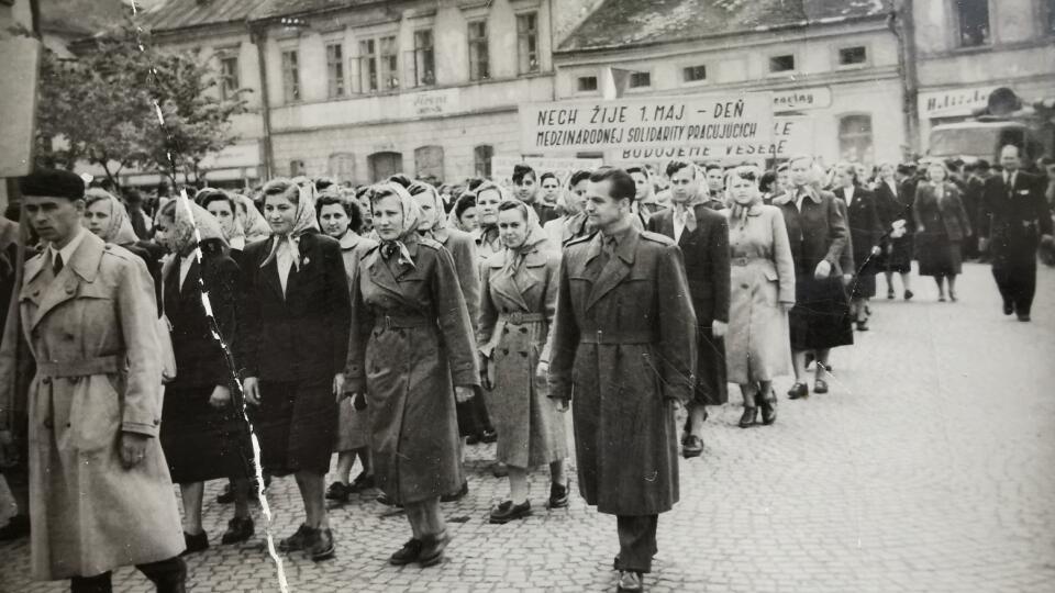 Vy, čo ste sa narodili skôr, spomínate si ešte na oslavy 1. mája? Takto to vyzeralo v Trenčíne 1. mája 1953.