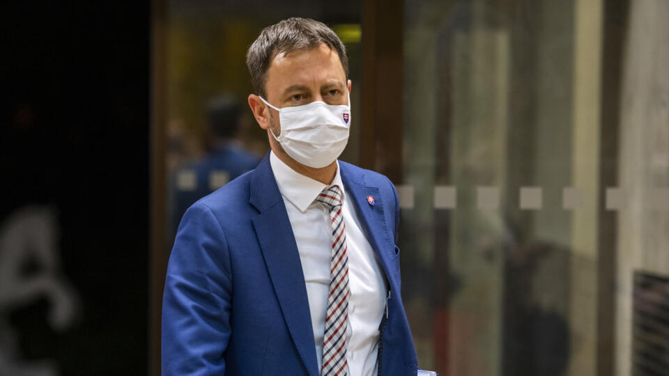 Na snímke minister financií SR Eduard Heger (OĽaNO) prichádza na 43. rokovanie vlády SR v Bratislave 14. októbra 2020. FOTO TASR - Jaroslav Novák
