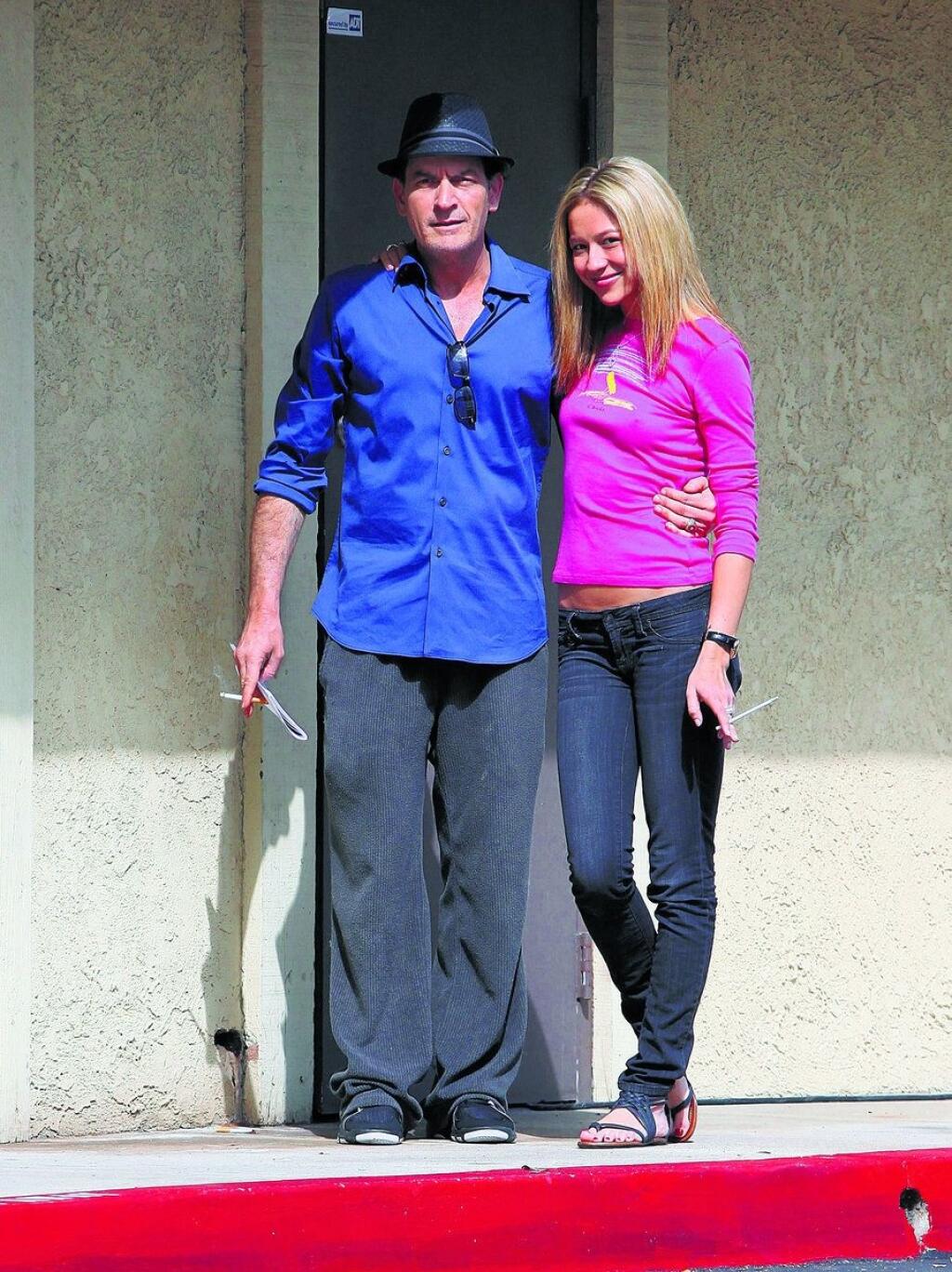 Charlie Sheen s priateľkou Natalie Kenly.
