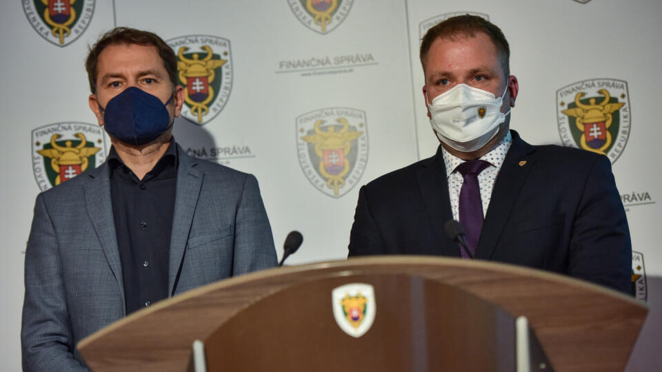 Na snímke zľava minister financií SR Igor Matovič (OĽANO) a prezident Finančnej správy (FS) SR Jiří Žežulka. FOTO TASR - Pavol Zachar