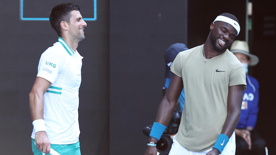 Novak Djokovič (vľavo) a Frances Tiafoe sa na komickej situácii dobre zabavili.