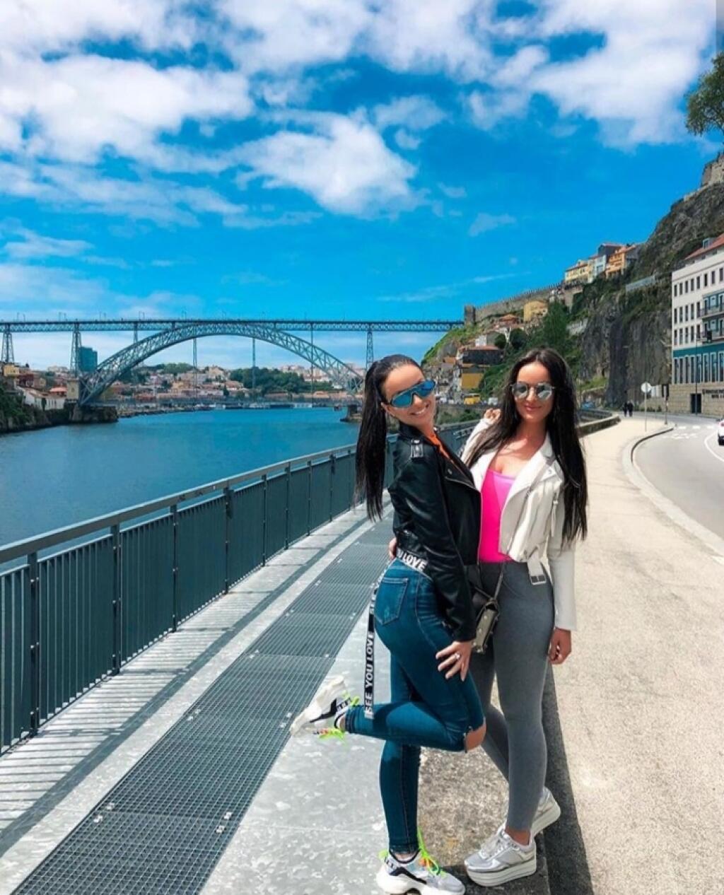 Zaujímavé spolupráce nielen zo sveta hudby, ale aj modelingu, sa im sypú z každej strany. Jednoducho povedané – Twiinsky žijú svoj sen!