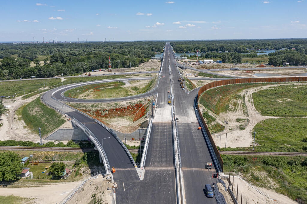 Na snímke z dronu pohľad na križovatku Rusovce ako súčasť diaľnice D4 v pozadí nájazd na Lužný most. V Bratislave 10. júna 2021. FOTO TASR - Michal Svítok