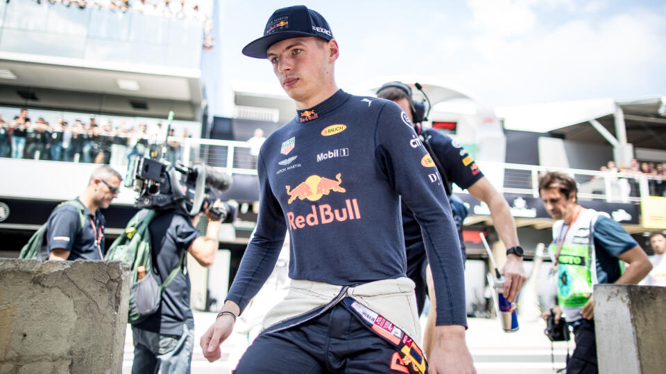 Holandský jazdec Max Verstappen príde o 5 miest.