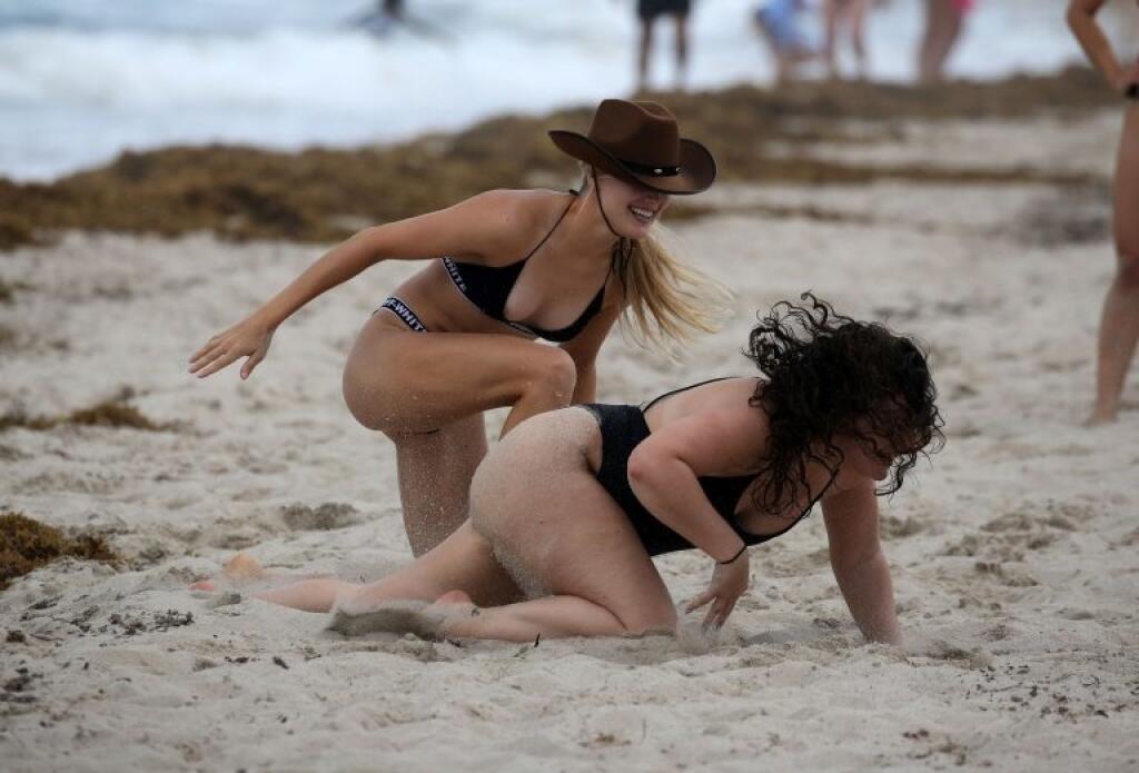 Tenistka Eugenie Bouchardová s počas dovolenky na Miami pobila s kamarátkou priamo na pláži. V zápale boja jej vyskočila z plaviek bradavka.