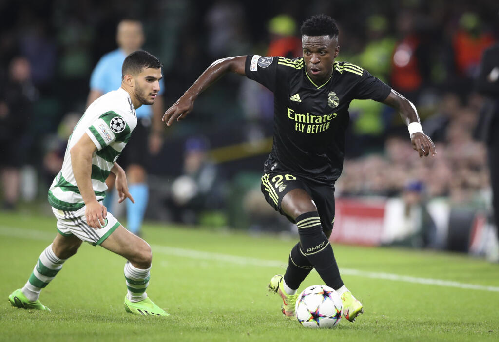 PK 5 Glasgow - Na snímke sprava hráč Realu Vinicius Junior a hráč Celticu Giorgos Giakoumakis bojujú o loptu v zápase F-skupiny 1. kola skupinovej fázy Ligy majstrov vo futbale Celtic Glasgow - Real Madrid v škótskom Glasgowe 6. septembra 2022. FOTO TASR/AP
Real Madrid's Vinicius Junior, right, controls the ball ahead of Celtic's Giorgos Giakoumakis during the Champions League Group F soccer match between Celtic and Real Madrid at Celtic park, Glasgow, Scotland, Tuesday, Sept. 6, 2022. (AP Phot