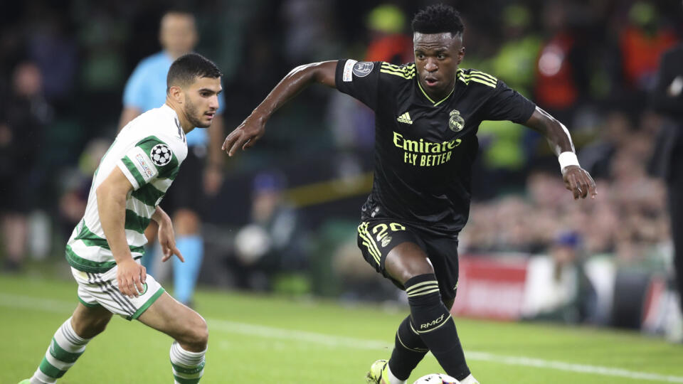 PK 5 Glasgow - Na snímke sprava hráč Realu Vinicius Junior a hráč Celticu Giorgos Giakoumakis bojujú o loptu v zápase F-skupiny 1. kola skupinovej fázy Ligy majstrov vo futbale Celtic Glasgow - Real Madrid v škótskom Glasgowe 6. septembra 2022. FOTO TASR/AP
Real Madrid's Vinicius Junior, right, controls the ball ahead of Celtic's Giorgos Giakoumakis during the Champions League Group F soccer match between Celtic and Real Madrid at Celtic park, Glasgow, Scotland, Tuesday, Sept. 6, 2022. (AP Phot
