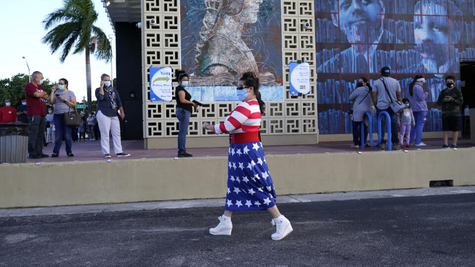 EBE 4 Hialeah - Na snímke Yanitza Martinezová odetá v štýle americkej zástavy prichádza k prezidentským voľbám v meste Hialeah na Floride v utorok 3. novembra 2020. FOTO TASR/AP
Yanitza Martinez wears red, white, and blue as she arrives to vote outside of the John F. Kennedy Library during the general election, Tuesday, Nov. 3, 2020, in Hialeah, Fla. (AP Photo/Lynne Sladky)