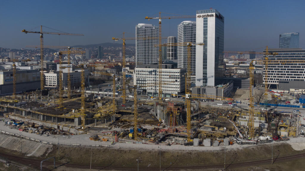 Na snímke je výstavba prvého slovenského mrakodrapu Eurovea 2.