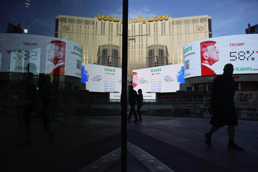 KK10 Las Vegas - Na snímke stávkové kurzy na výsledky amerických prezidentských volieb sú zobrazené na obrazovkách v Las Vegas 5. novembra 2024. Volebné miestnosti sa o 19.00 h miestneho času (4.00 SEČ) uzatvorili v amerických štátoch Montana, Nevada a Utah. Hlasovanie v niektorých okrskoch v kľúčovom štáte Nevada sa bude pre dlhé rady voličov predlžovať. TASR informuje podľa televízie CNN. Podľa volebných úradníkov v Nevade sa vo viacerých volebných miestnostiach čakalo viac ako hodinu. FOTO TA