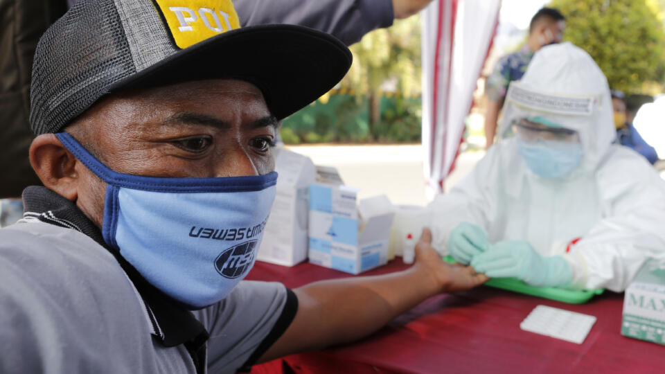 EBE 11 Bali - Na snímke zdravotnícky pracovník odoberá vzorku krvi na test prítomnosti nového koronavírusu obyvateľovi na Bali v Indonézii 11. mája 2020. FOTO TASR/AP
A health worker collects a man's blood sample for the coronavirus antibody test in Bali, Indonesia on Monday, May 11, 2020. (AP Photo/Firdia Lisnawati)