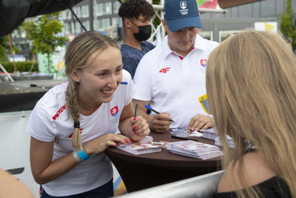 Autogramiáda slovenských olympionikov po návrate z japonského Tokia v X-Bionic Šamorín. Prítomní priaznivci neobišli ani našu osemstovkárku Gabrielu Gajanovú.