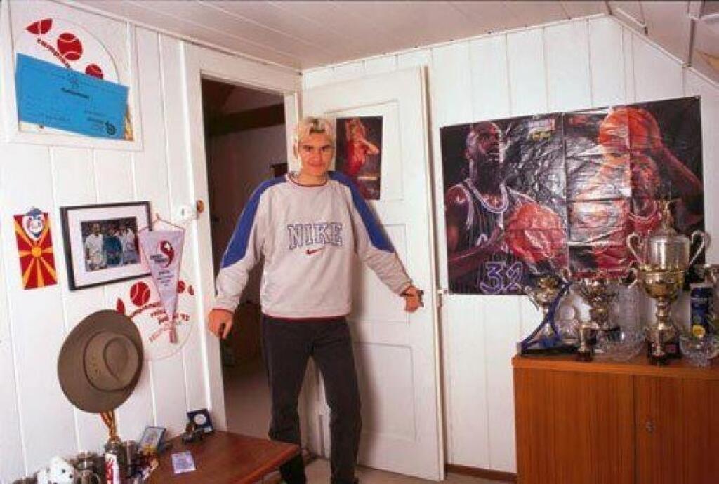 Federer ako 17-ročný vo svojej izbe. Pozornému oku neušlo, že okrem Michaela Jordana mal na dverách plagát slávnej sexbomby Pamely Anderson.