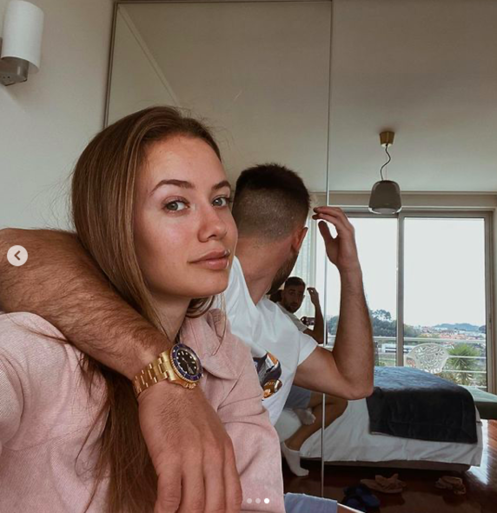 Mia a Andraž momentálne bývajú v luxusnej vile v Brage, kde momentálne slovinský strelec momentálne pôsobí.
