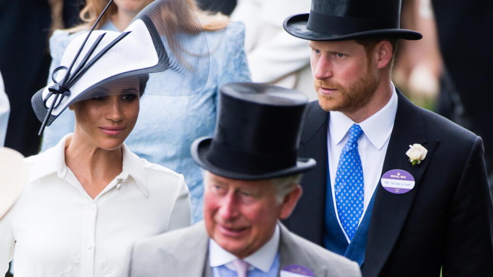 Vojvodkyňa Meghan (vľavo), v strede princ Charles a vpravo princ Harry.