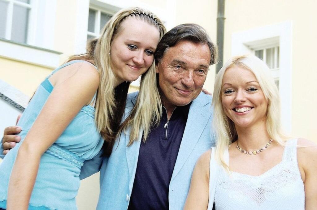 Dcéra Lucia (vľavo) je predavačkou po mame. Svetlá reflektorov neobľubuje a žije v ústraní.