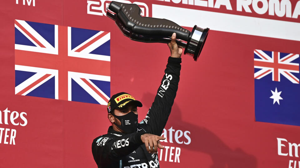 WA 12 Imola - Brit Lewis Hamilton na Mercedese dvíha nad hlavou trofej po víťazstve na Veľkej cene Emilie Romagna F1 v talianskej Imole v nedeľu 1. novembra 2020. FOTO TASR/AP
Mercedes driver Lewis Hamilton of Britain holds up the trophy on the podium after winning the Emilia Romagna Formula One Grand Prix, at the Enzo and Dino Ferrari racetrack, in Imola, Italy, Sunday, Nov.1, 2020. (Miguel Medina, Pool via AP)