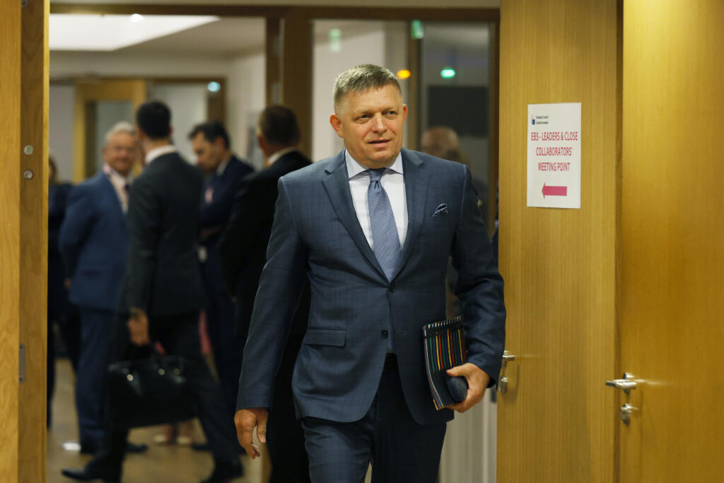 WA 2 Brusel  - Slovenský premiér Robert Fico prichádza na prvý deň dvojdňového summitu lídrov EÚ v Bruseli vo štvrtok 26. októbra 2023. Dvojdňový summit lídrov EÚ, ktorý sa začal vo štvrtok popoludní v Bruseli, má okrem dávnejšie dohodnutých tém ponúknuť aj odpoveď na to, ako sa Európska únia postaví k najnovšej vlne násilia medzi Izraelom a palestínskym hnutím Hamas. FOTO TASR/AP

Slovakia's Prime Minister Robert Fico arrives for a round table meeting at an EU summit in Brussels, Thursday, Oct.