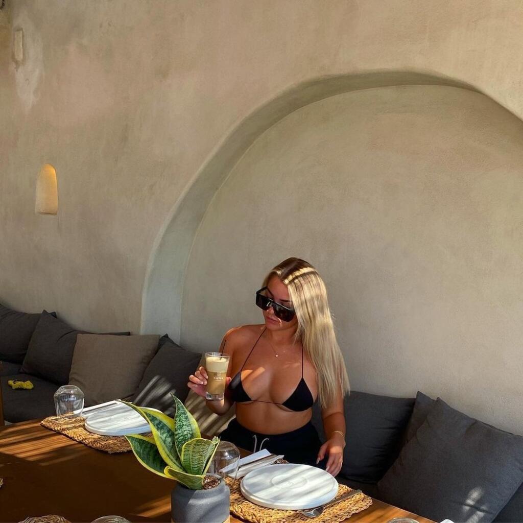 Pikantné zábery nie sú pre Madelene ničím nezvyčajným, aktuálne si užíva slnečné lúče na ostrove Santorini