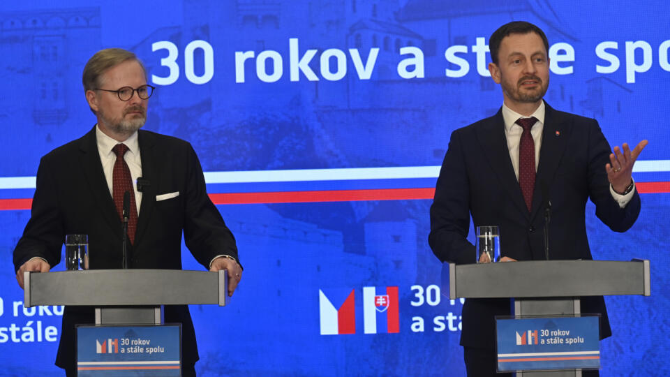 Na snímke sprava dočasne poverený predseda vlády SR Eduard Heger (OĽANO) a predseda vlády ČR Petr Fiala na tlačovej konferencii po spoločnom zasadnutím členov vlád Slovenskej republiky a Českej republiky v Trenčíne 3. apríla 2023. FOTO TASR - Radovan Stoklasa