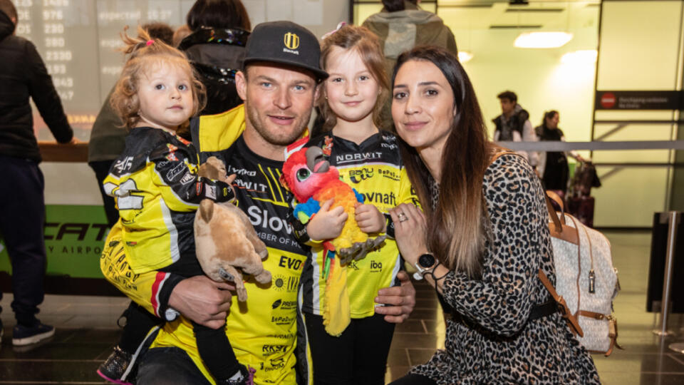 Slovenského motocyklistu prišla na letisko čakať manželka Katarína aj s ich dcérkami Sofiou a Sárou.