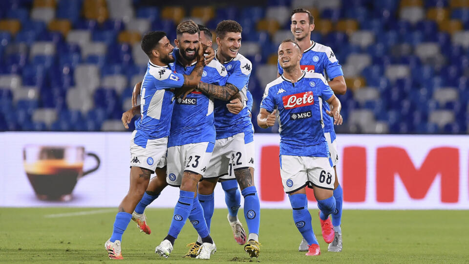 EBE 7 Neapol - Na snímke druhý zľava albánsky obranca Neapola Elseid Hysaj oslavuje úvodný gól, vpravo jeho spoluhráč v obrane a slovenský reprezentant Stanislav Lobotka v zápase 36. kola talianskej Serie A vo futbale SSC Neapol – US Sassuolo (2:0) v sobotu 25. júla 2020. FOTO TASR/AP
Napoli's Elseid Hysaj, second left, celebrates with his teammates after scoring the first goal during the Italian Serie A soccer match between Napoli and Sassuolo, at the San Paolo stadium in Naples, Italy, Saturda