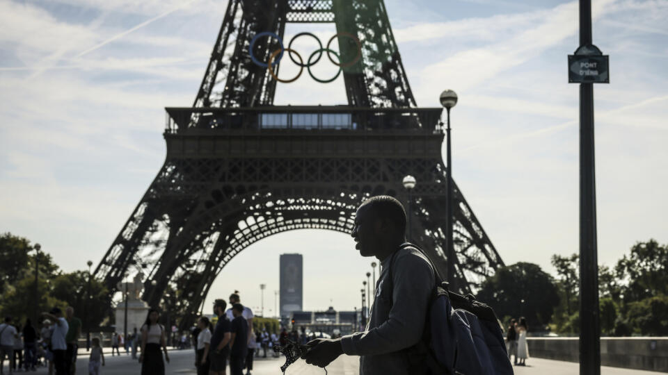 WA 50 Paríž - Pouličný predajca ponúka suveníry pred Eiffelovou vežou v Paríži v utorok 27. augusta 2024. Francúzska metropola hostí letné paralympijské hry, ktoré sa začnú v stredu 28. augusta a potrvajú do 8. septembra. FOTO TASR/AP

A street vendor sells souvenirs in front of the Eiffel Tower on the eve of the Paralympic Games opening ceremony, Tuesday, Aug. 27, 2024 in Paris. (AP Photo/Thomas Padilla)