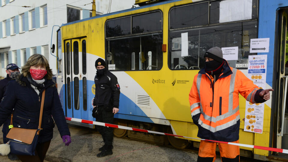 V Košiciach otvorili v nedeľu ráno všetkých 66 odberných miest. Plošné testovanie na ochorenie COVID-19 tak pokračuje zatiaľ bez problémov aj počas tretieho dňa. Na snímke v Košiciach sa testovalo aj v električkách v areáli DPMK. Košice, 10. januára 2021. FOTO TASR - Milan Kapusta