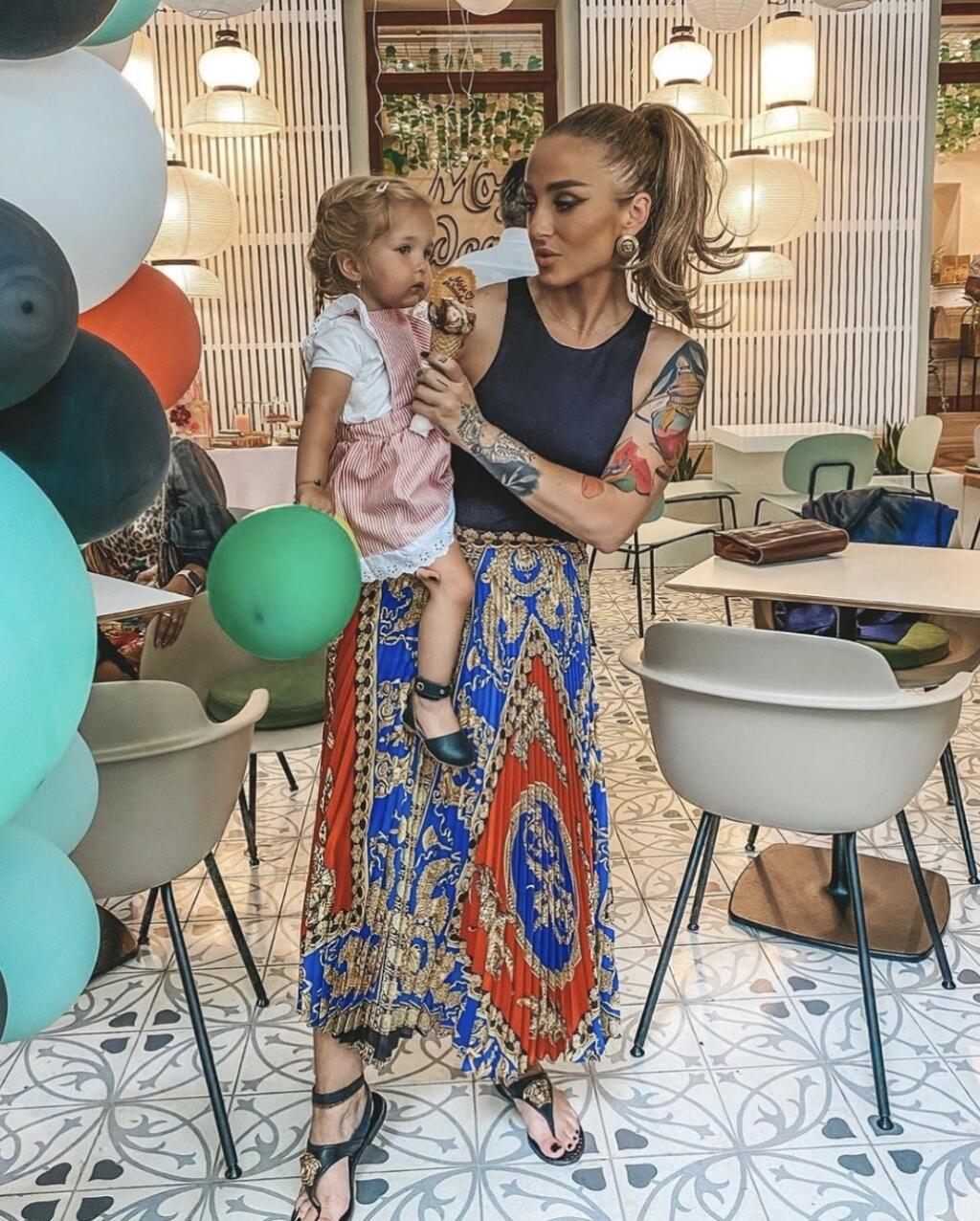 Lucia Sládečková s dcérkou