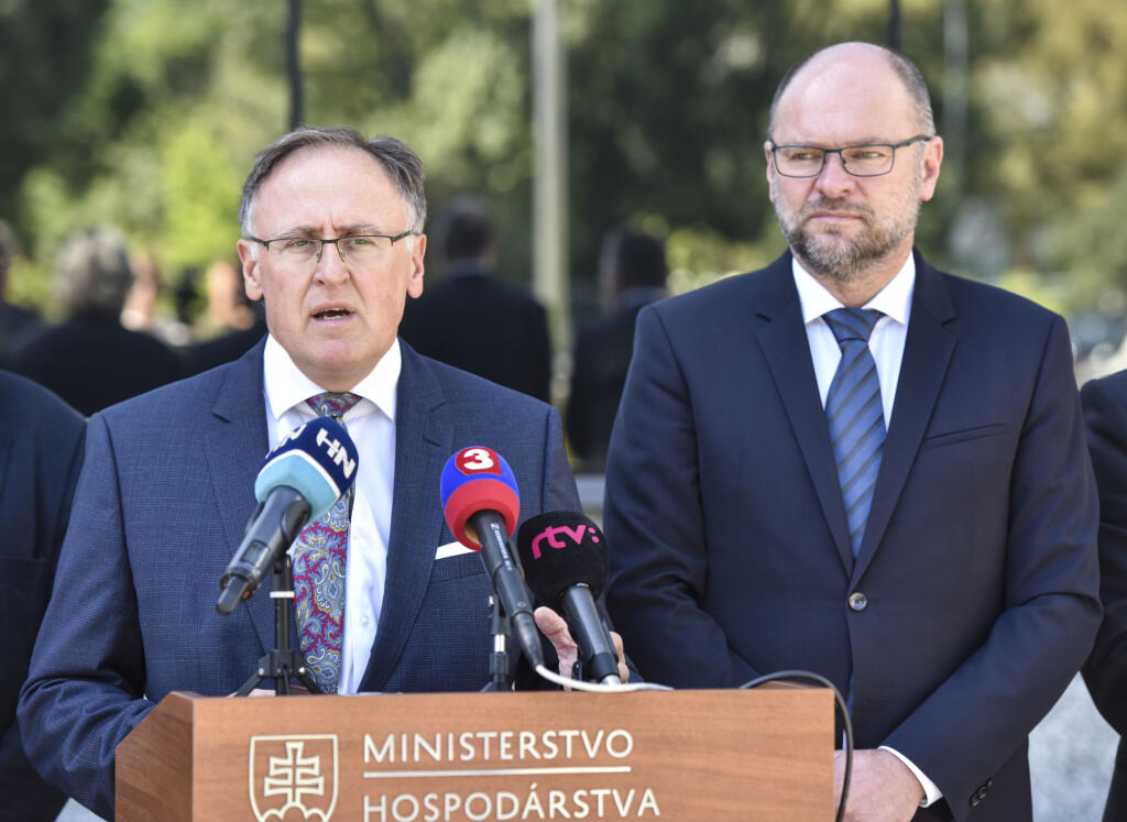 Na snímke zľava predseda predstavenstva SPP Milan Urban, minister hospodárstva SR Richard Sulík počas tlačovej konferencie k predstaveniu členov Správnej rady Nadácie SPP, 14. júla 2020 v Bratislave. FOTO TASR - Pavol Zachar