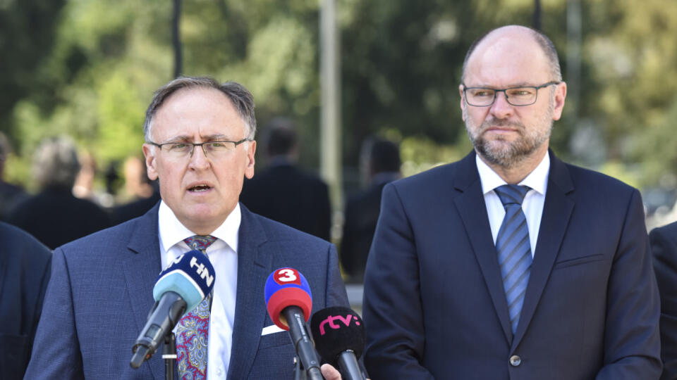 Na snímke zľava predseda predstavenstva SPP Milan Urban, minister hospodárstva SR Richard Sulík počas tlačovej konferencie k predstaveniu členov Správnej rady Nadácie SPP, 14. júla 2020 v Bratislave. FOTO TASR - Pavol Zachar