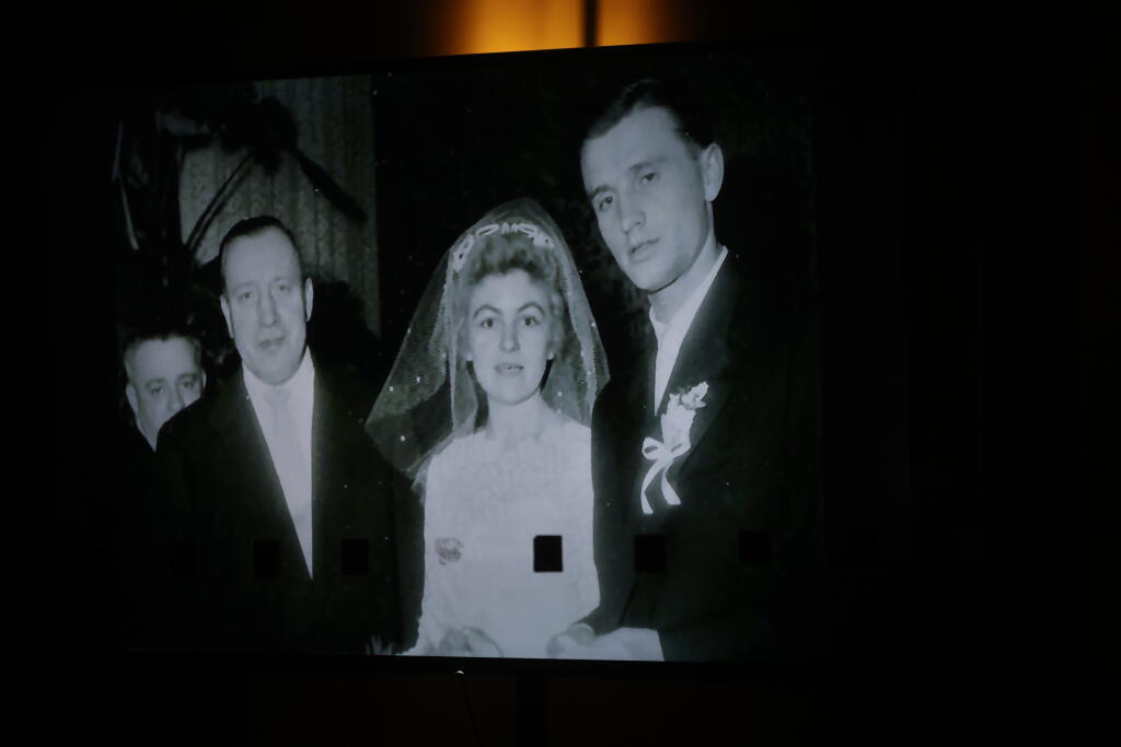 Na obrazovke vo vestibule sa premietali staré fotografie Jozefa Vengloša.